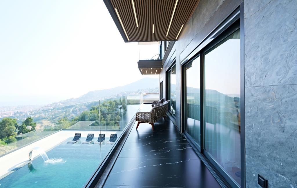 Villa Infinity – terrasse med pool og udsigt over Alanya